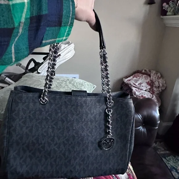 Michael Kors Black Shoulder Bag with Chain Detail - Picture 2 of 2